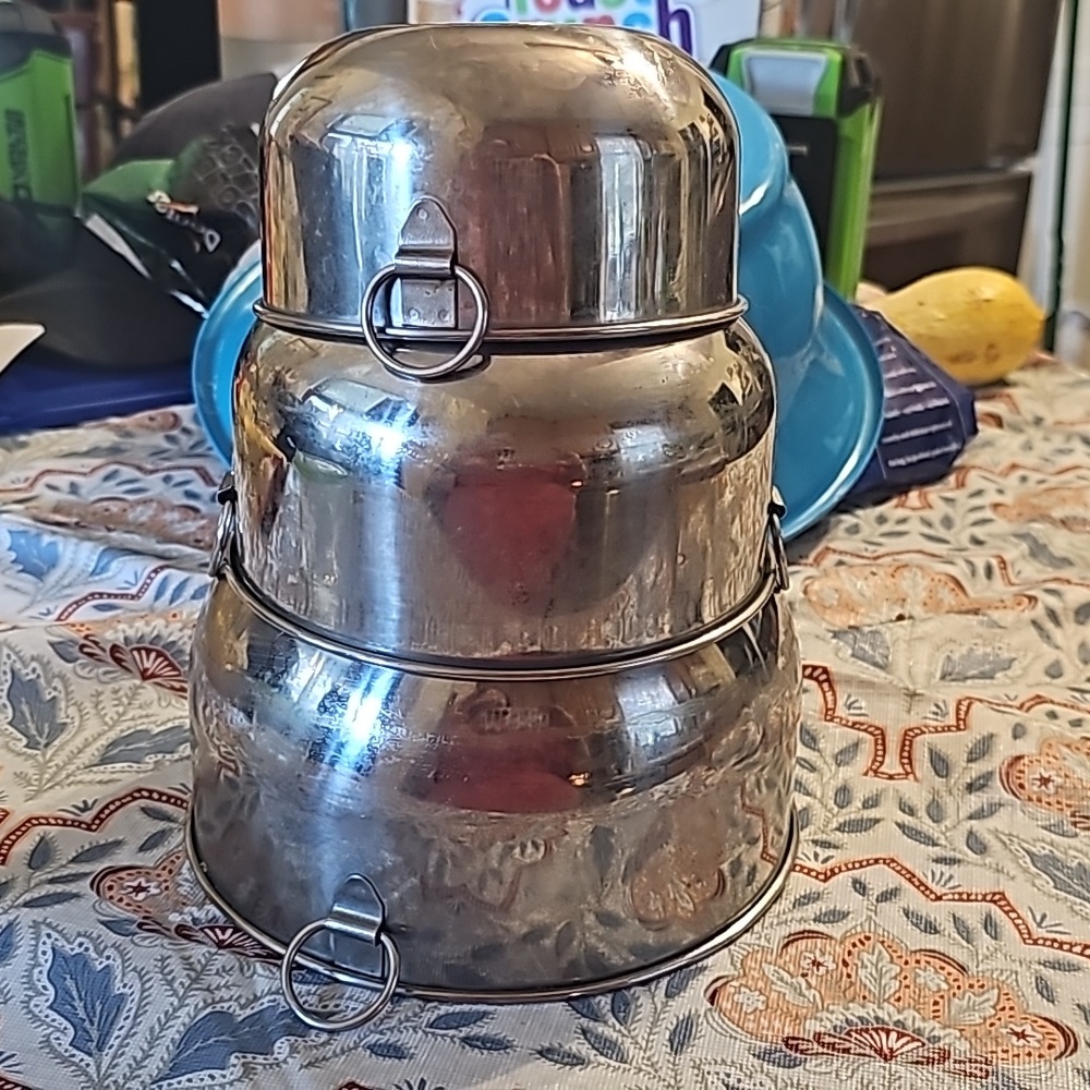 Metal nesting bowl set
